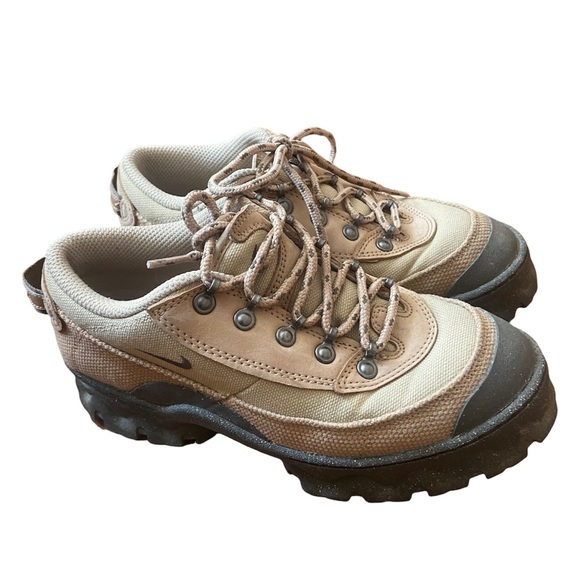 SOLD Nike Lahar Low Hiking Shoes - Picture 2 of 3